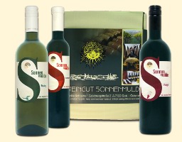 The Sonnenmulde Tasting Box and three bottles of wine.