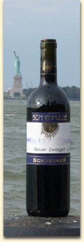 Blauer Zweigelt in front of the Statue of Liberty, New York