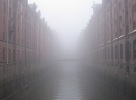 Hamburger Speicherstadt im dichten Nebel